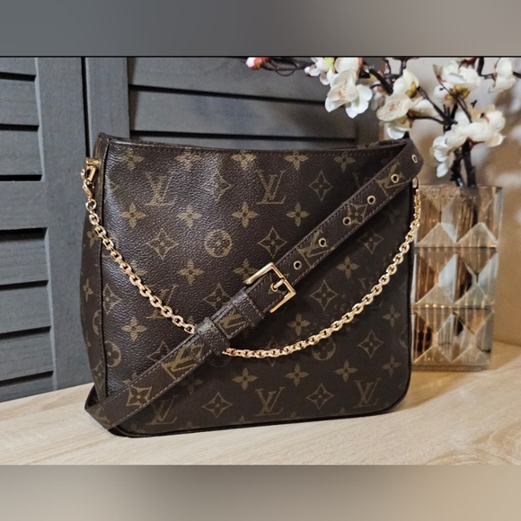 Authentic LOUIS VUITTON Monogram Looping MM Crossbody - Picture 13 of 13